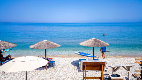 Παραλία με ομπρέλες