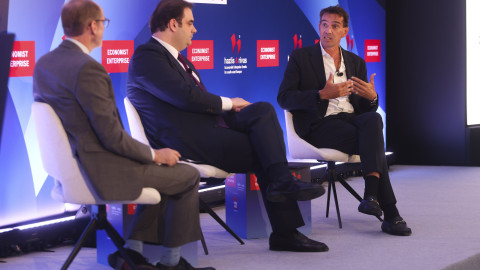 Ο Κυριάκος Πιερρακάκης και ο Πίτερ Φρανκοπάν στο 6ο Thessaloniki Metropolitan Summit / φωτο: powergame.gr