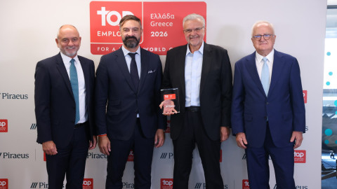 Από αριστερά, Ο Chief Human Resources and Group Change Officer της Πειραιώς, Γιώργος Γεωργόπουλος, ο Massimo Begelle, Head of Southern Europe & Middle East του Top Employers Institute, ο Διευθύνων Σύμβουλος της Πειραιώς Χρήστος Μεγάλου και ο Πρόεδρος Δ.Σ. της Τράπεζας Γιώργος Χαντζηνικολάου.