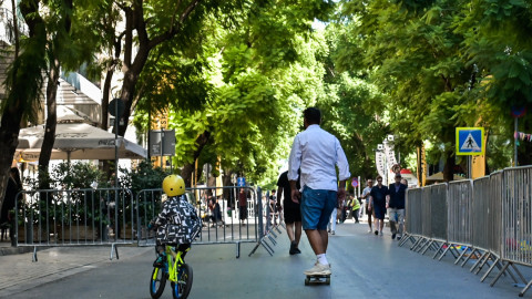Με πατίνια και ποδήλατα στην οδό Αθηνάς κατά εκδηλώσεις για την "Αθήνα χωρίς αυτοκίνητο" 2025