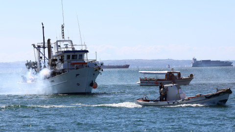 Διαμαρτυρία αλιέων στη Θεσσαλονίκη με συμβολικό αποκλεισμό του λιμανιού