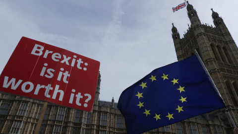 Το χρήμα ρέει άφθονο… εκτός Λονδίνου