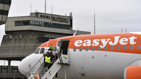 Η Easyjet σταματάει τα φιστίκια από τα αεροπλάνα της