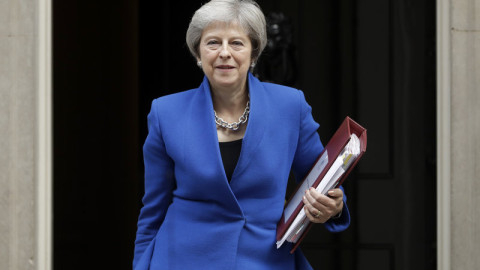 Εσωκομματική εκεχειρία εξασφάλισε η Μέι