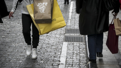 Ελληνικά και φθηνότερα ψώνια λόγω κρίσης
