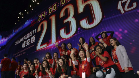 Στελέχη της Alibaba πανηγυρίζουν κάτω από τον ηλεκτρονικό πίνακα που δείχνει τον συνολικό τζίρο της ημέρας: 213,5 δισ. γουάν