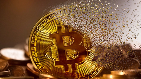 Bitcoin: Εχασε πάνω από τη μισή αξία του σε μια εβδομάδα