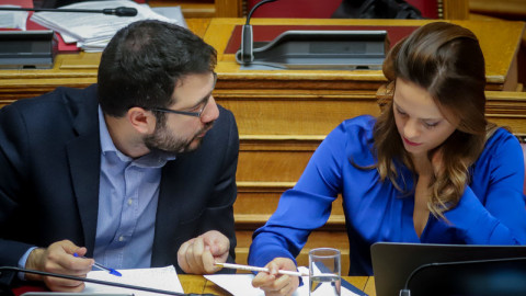 Υπερψηφίζουν ΝΔ, ΔΗΣΥ και Ποτάμι τη μείωση στις εισφορές