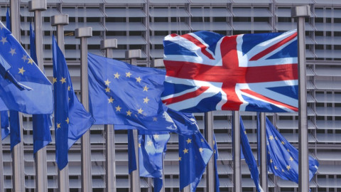 Γεμίζουν τα ντουλάπια στη Βρετανία λόγω Brexit