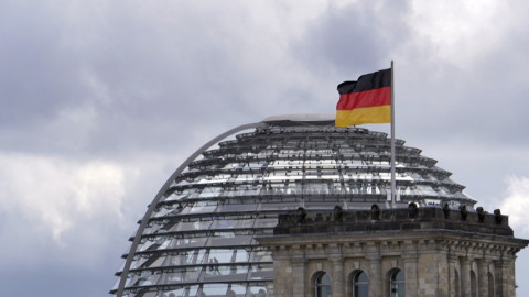 Η Γερμανία μετατρέπεται σε «βαρίδι» της ευρωζώνης