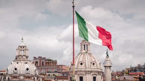 Fitch: Στο ΒΒΒ η Ιταλία με αρνητική προοπτική