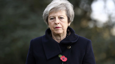 Αναβάλλει για την Πέμπτη η Μέι τη δήλωσή της για το Brexit