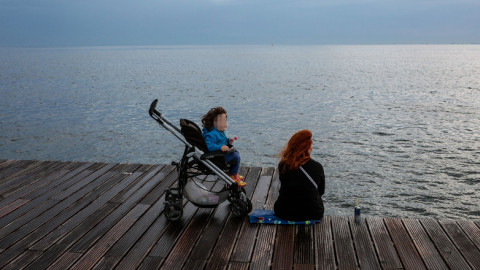 Μητέρα πηγαίνει βόλτα με το παιδί της 