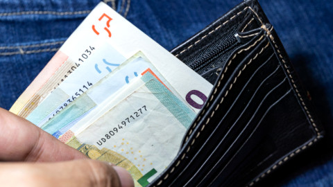 Με το σταγονόμετρο η εξόφληση των οφειλών του Δημοσίου