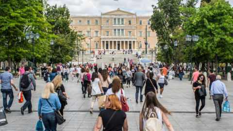 Bloomberg: Αυξάνονται οι κίνδυνοι για την Ελλάδα