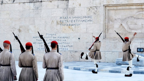 Τσολιάδες στη Βουλή