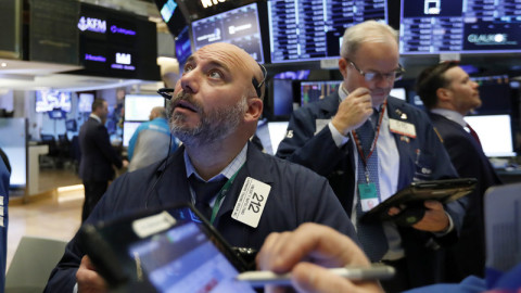 Σε όρια bear market οι δείκτες της Wall Street