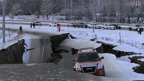 Εκτεταμένες ζημιές στην Αλάσκα μετά τα 7 Ρίχτερ