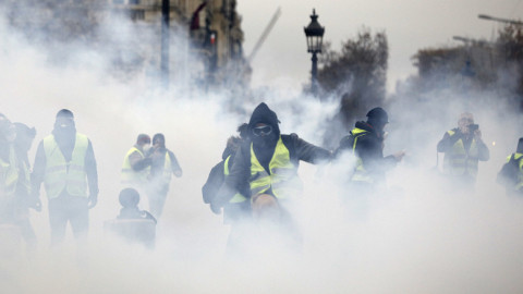 Δακρυγόνα στο Παρίσι εναντίον των «κίτρινων γιλέκων»
