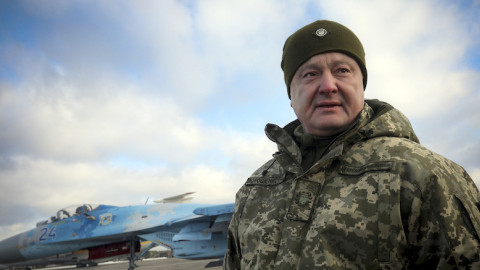 Ο Ουκρανός πρόεδρος Πέτρο Ποροσένκο κατά την πρόσφατη επίσκεψή του σε αεροπορική βάση