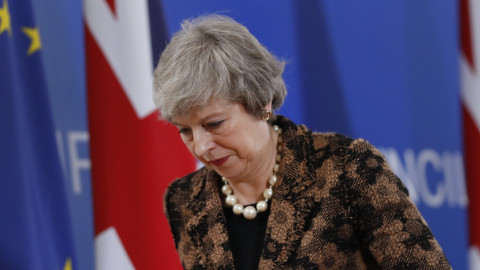 Brexit: Βολές εκ των έσω για την Τερέζα Μέι