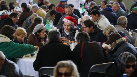 Δήμος Αθηναίων: Χριστουγεννιάτικο τραπέζι για αστέγους