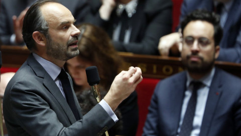 Μορατόριουμ έξι μηνών για να ηρεμήσουν τα «Κίτρινα γιλέκα»