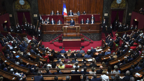 Γαλλία: Εγκρίθηκε το πάγωμα στον φόρο καυσίμων