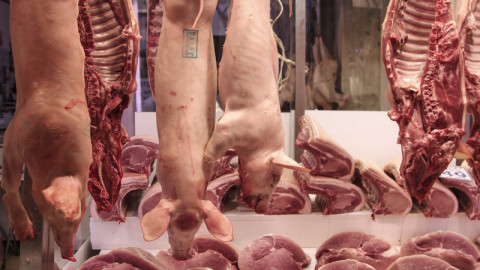 Αποσύρθηκαν σχεδόν 10 τόνοι χοιρινού στον Πειραιά