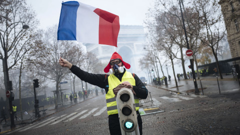 Εικόνες καταστροφής στο Παρίσι άφησαν τα «κίτρινα γιλέκα»