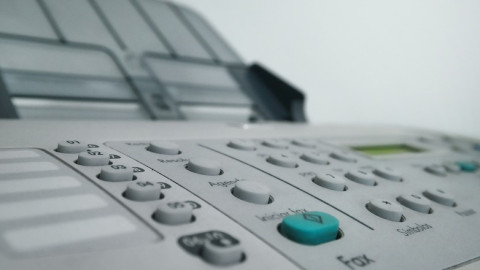 Πολύ σκληρό για να πεθάνει αποδεικνύεται το φαξ