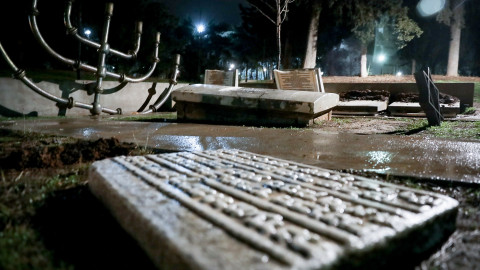 Καταδικάζει ο ΣΥΡΙΖΑ τη βεβήλωση του εβραϊκού μνημείου