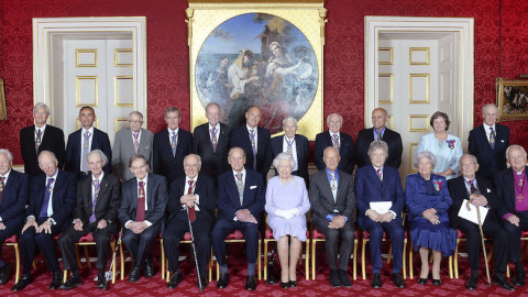 Ο Μάικλ Ατίγια, πέμπτος από αριστερά στη πρώτη σειρά