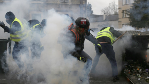 Δακρυγόνα και αντλίες νερού εναντίον των «κίτρινων γιλέκων»