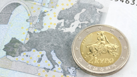 Οριακές απώλειες για το ευρώ