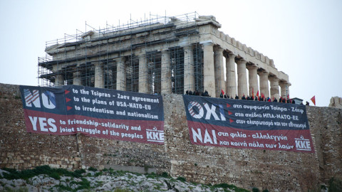 Πανό στην Ακρόπολη κατά της συμφωνίας από το ΚΚΕ