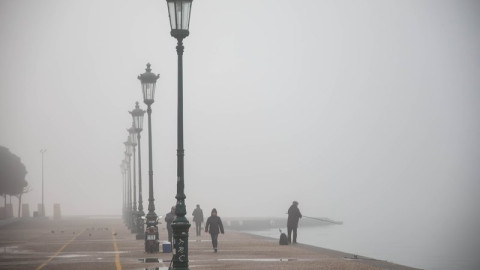 Πυκνή ομίχλη πάνω από τη Θεσσαλονίκη