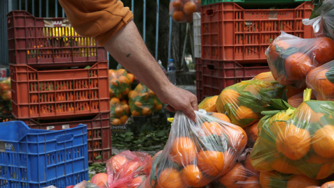 Δέσμευση 1,6 τόνων φρούτων σε επιχείρηση του Πειραιά