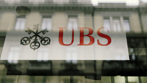 Η UBS «ψαλιδίζει» τα μπόνους 10.000 εργαζομένων