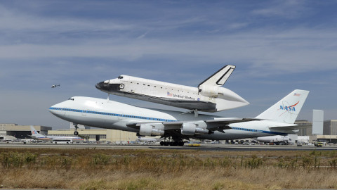 Μία από τις πιο ασυνήθιστες αποστολές του 747 ήταν η μεταφορά του διαστημικού λεωφορείου Endeavour το 2012 σε μουσείο