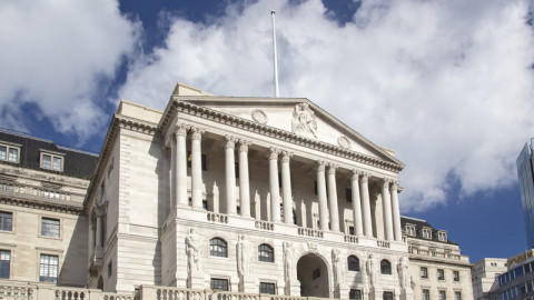 Τράπεζα Αγγλίας: Σταθερά επιτόκια και ανησυχία
