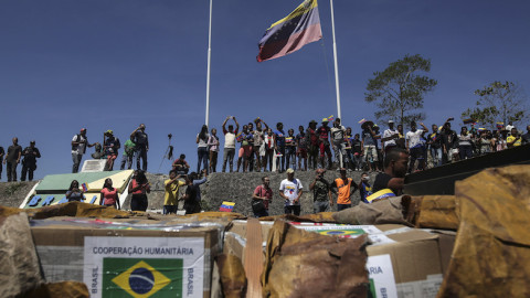 Πολίτες της Βενεζουέλας περιμένουν το πρώτο φορτηγό με βοήθεια από τη Βραζιλία να περάσει τα σύνορα / Φωτο: AP Images