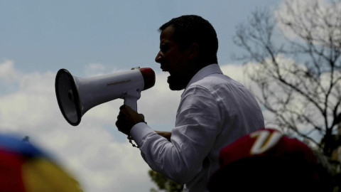 Ο ηγέτης της αντιπολίτευσης Χουάν Γουαϊδό στη διάρκεια διαδήλωσης το Σάββατο στο Καράκας