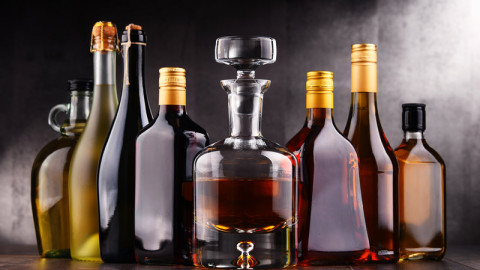 ΙΟΒΕ: Οικονομικές επιδράσεις από τη μείωση του ΕΦΚ στα αλκοολούχα ποτά