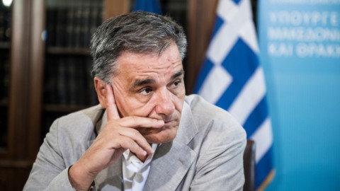 Τσακαλώτος: «Ευχάριστη έκπληξη» η πρόταση της Κομισιόν