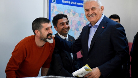 Προηγούνται οι υποψήφιοι του AKP 