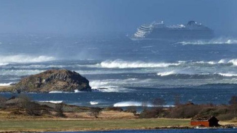 Με ελικόπτερα εκκενώνεται το Viking Sky - Ώρες αγωνίας