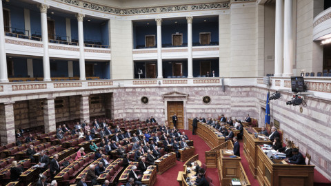 Βουλή: Πέρασε η αναθεώρηση της εκλογής ΠτΔ