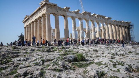 Η Μενδώνη αντικαθιστά τον αρχιφύλακα της Ακρόπολης