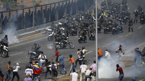 Χάος στο Καράκας - Τεθωρακισμένο πάτησε διαδηλωτές